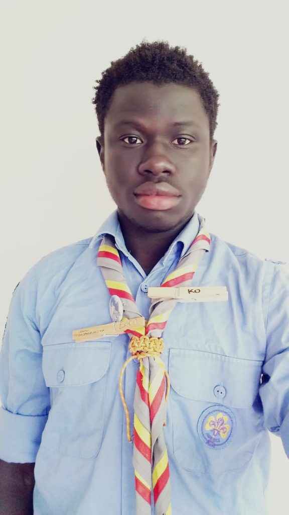 Ebou, giovane gambiano, con la divista scout del gruppo Agesci Bologna 10